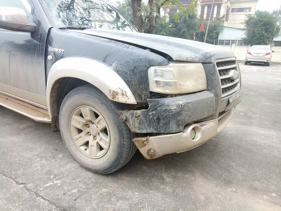 Trong quá trình truy đuổi, chiếc xe của lực lượng kiểm lâm bị xe chở gỗ lậu đâm hư hỏng phần đầu