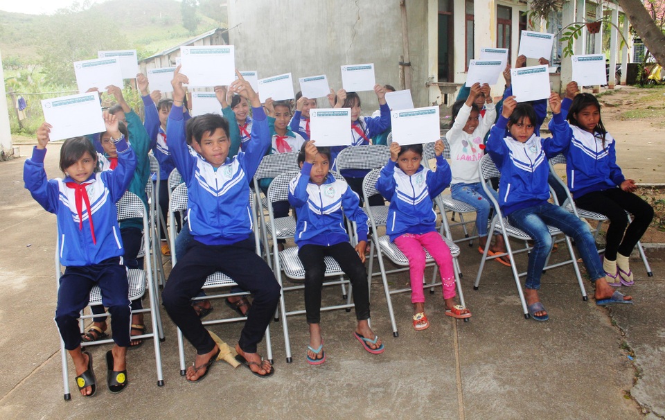 
Niềm vui của các em học sinh khi nhận được những suất học bổng trong những ngày cận tết nguyên đán
