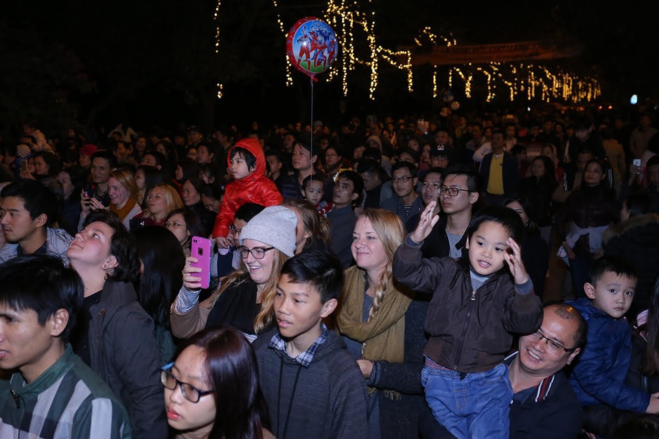 ​Đông đảo cư dân người nước ngoài sống tại Ecopark lần đầu được đón Tết Dương lịch đúng theo truyền thống của họ.