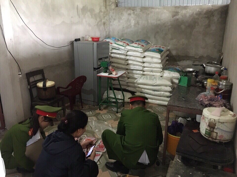 Triệt phá ổ nhóm làm giả lượng lớn mì chính - 1 Hơn 1,4 tấn mì chính giả được phát hiện tại nhà các đối tượng Thủy và Lý