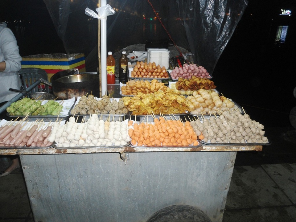 Các loại xúc xích, há cảo, cá viên chiên...