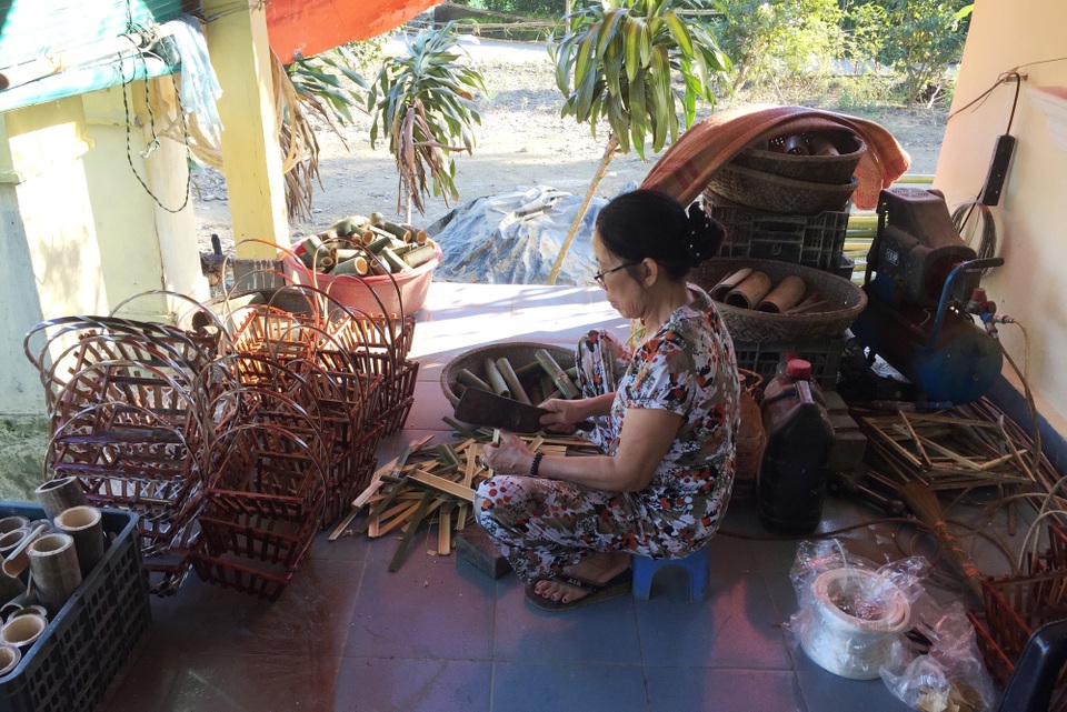 Làng hoa giấy Thanh Tiên tất bật những ngày cuối năm - 4 Những người dân làng Thanh Tiên còn làm thêm giỏ hoa, giỏ quả để tăng thu nhập