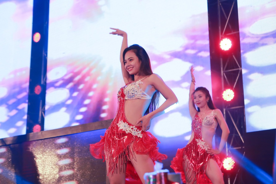 Những vũ điệu sôi động của vũ đoàn Camelia đã làm nóng không khí chương trình ngay từ những phút đầu tiên.