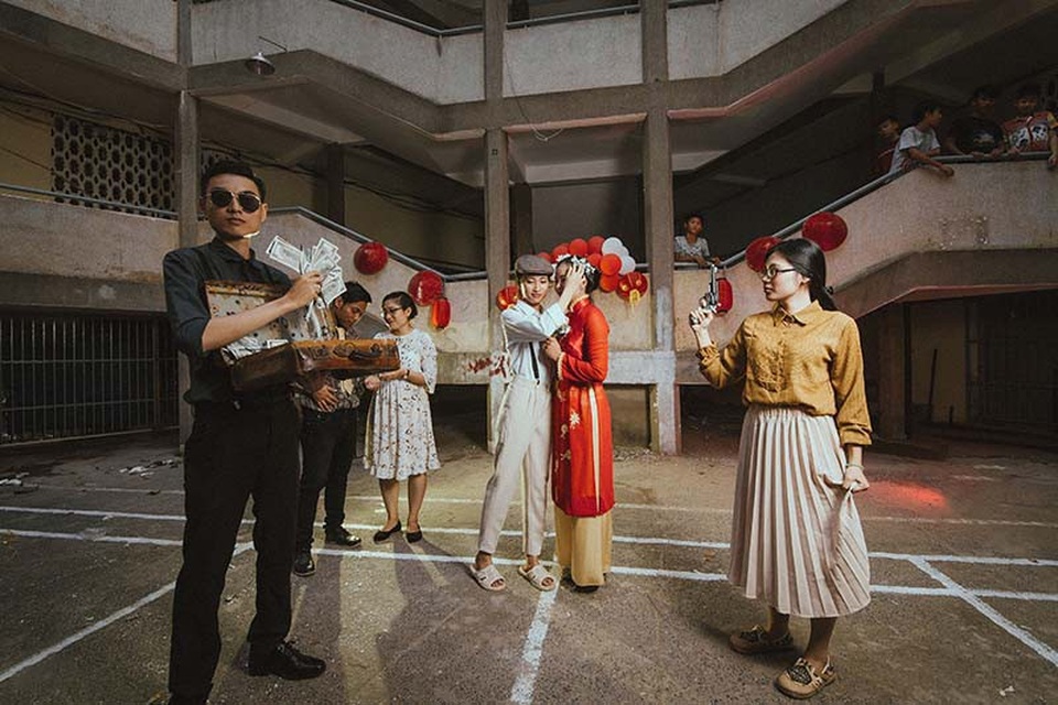 Được biết chi phí để thực hiện bộ ảnh này là hơn 3 triệu đồng, ngoài ra trang phục và đạo cụ được studio hỗ trợ hoàn toàn.