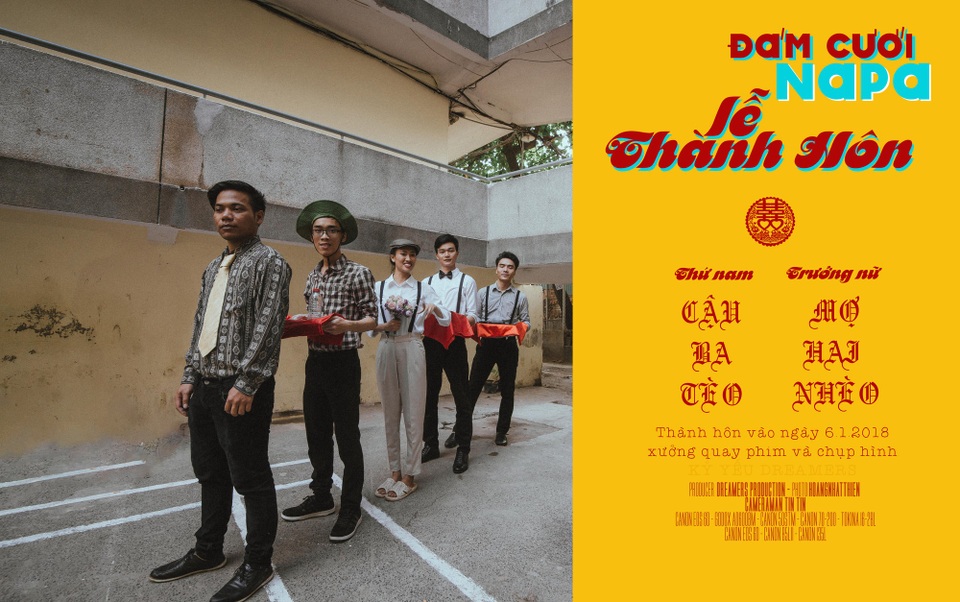 Bối cảnh thực hiện bộ ảnh này ở một chung cư cũ, các bạn sinh vinh chọn trang phục mang phong cách xưa để “đón dâu”. Đoàn đón dâu có ít người, nhưng mỗi người đều mang nét đặc biệt riêng và nhìn “cực ngầu”.