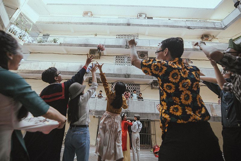 Ảnh kỷ yếu độc đáo theo phong cách đám cưới thập niên 80.