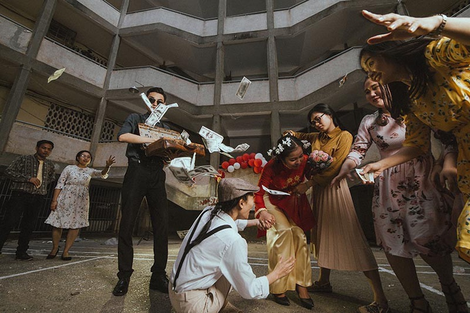 Nhiếp ảnh gia Hoàng Nhất Thiên cho biết: “Ý tưởng của các bạn sinh viên rất độc đáo, lạ, thú vị. Bối cảnh cũng phù hợp và thật may cuối cùng các bạn cũng có một bộ ảnh đúng như nguyện vọng”.