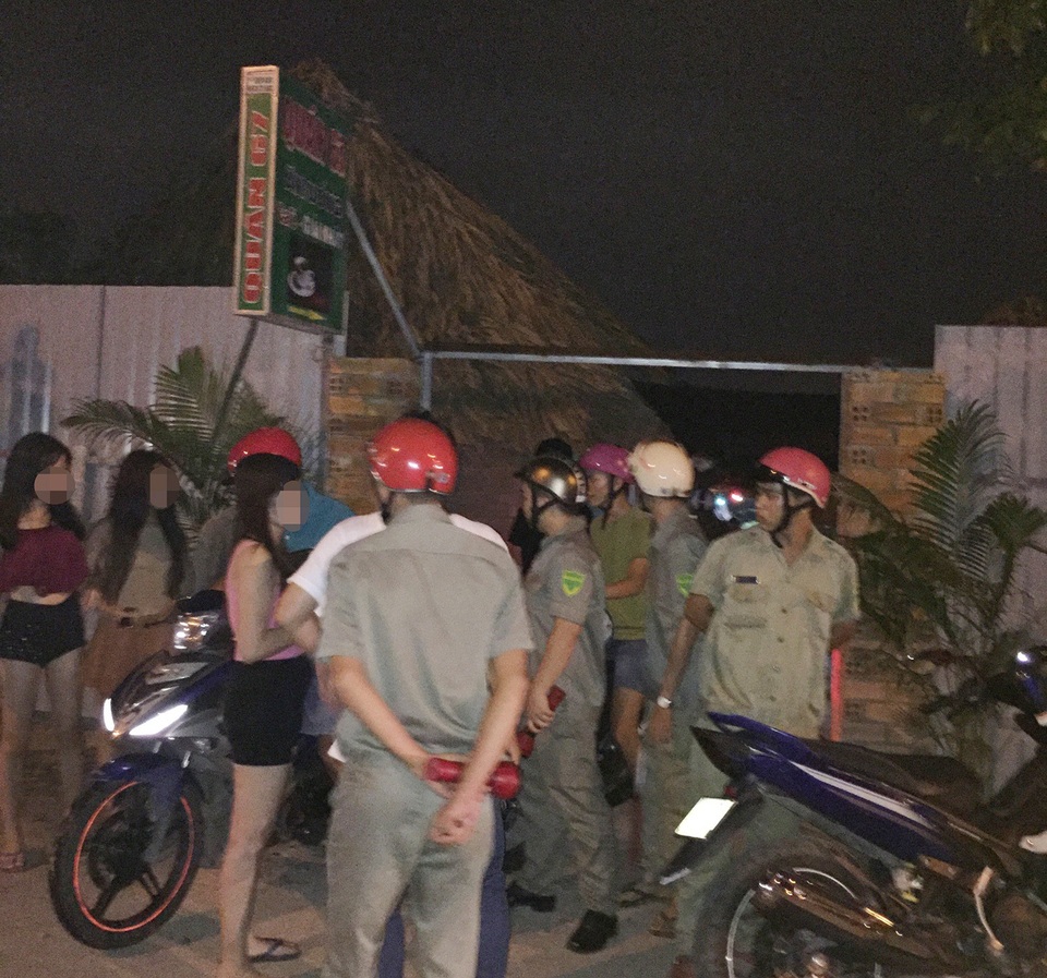 Giả khách làng chơi giải cứu thôn nữ trong “động quỷ” - 2 Hiệp sĩ Bình Dương phối hợp với lực lượng chức năng đưa các thiếu nữ được giải cứu khỏi quán cà phê trá hình về trụ sở Công an địa phương làm việc.