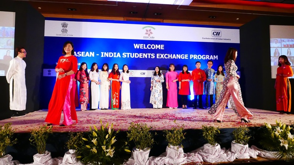 "ASEAN là một đối tác không thể thiếu của Ấn Độ" - 4
Các bạn trẻ Việt Nam trình diễn trang phục dân tộc tại thủ đô New Delhi ngày 22/1