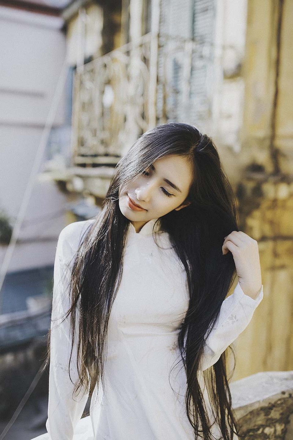 Nữ sinh dịu dàng với sắc trắng áo dài ngóng Xuân sang - 8
Hằng ngày ngoài thời gian học tập ở trường Minh Hồng còn đọc các sách liên quan đến du lịch.