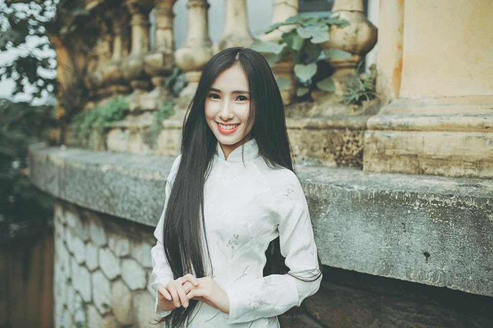 Nữ sinh dịu dàng với sắc trắng áo dài ngóng Xuân sang - 4 Nói về bộ ảnh, Minh Hồng ngỏ lời rằng cô bạn muốn lưu lại những khoảnh khắc dịu dàng, thướt tha trong tà áo dài truyền thống.