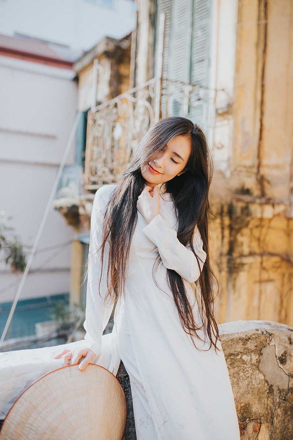 Nữ sinh dịu dàng với sắc trắng áo dài ngóng Xuân sang - 3 Minh Hồng cho biết: “Mình đặc biệt thích được đi đây đó, khám phá những điều thú vị ở các mảnh đất khác nhau. Qua những chuyến đi mình càng thấy yêu thêm con người, thiên nhiên nơi bản thân từng đặt chân”.