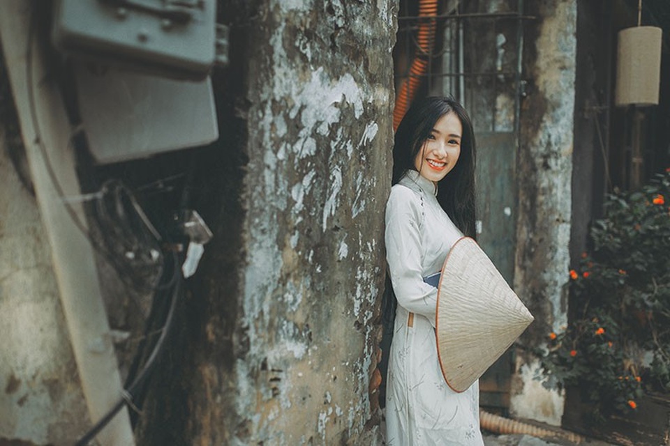 Nữ sinh dịu dàng với sắc trắng áo dài ngóng Xuân sang - 2 Cô gái sinh năm 1995 này mong muốn tương lai sẽ trở thành hướng dẫn viên du lịch để giới thiệu nét đẹp đất nước hình chữ S đến với bạn bè quốc tế.