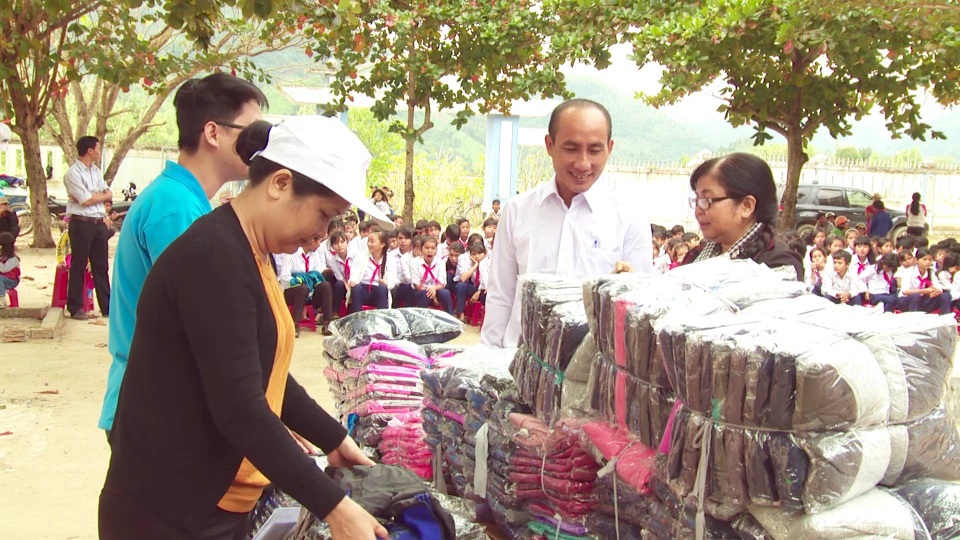 Hơn 1.000 áo ấm và xe đạp được chuyển đến học sinh nghèo vùng cao - 2 Những khuôn mặt rạng ngời khi các em được khoát lên mình những chiếc áo ấm