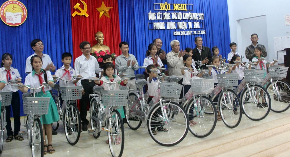 Hơn 1.000 áo ấm và xe đạp được chuyển đến học sinh nghèo vùng cao - 4 Đoàn từ thiện trao xe đạp cho các cháu có hoàn cảnh khó khăn vươn lên học giỏi tại TT. Củng Sơn (H. Sơn Hòa)