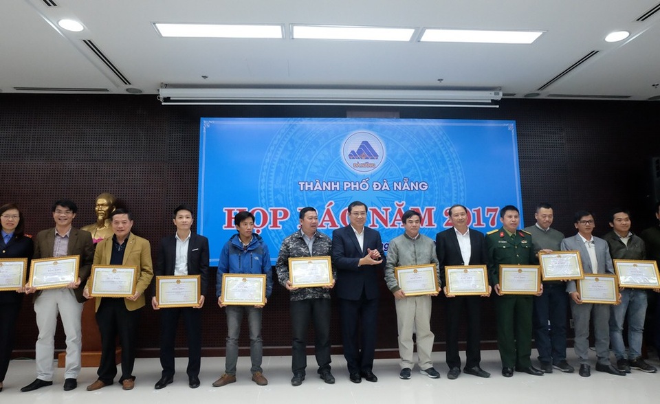 Báo Dân trí nhận Bằng khen xuất sắc trong truyền thông sự kiện APEC - 1 Chủ tịch UBND TP Đà Nẵng Huỳnh Đức Thơ trao Bằng khen đến các cơ quan báo chí có thành tích xuất sắc trong truyền thông sự kiện APEC 2017
