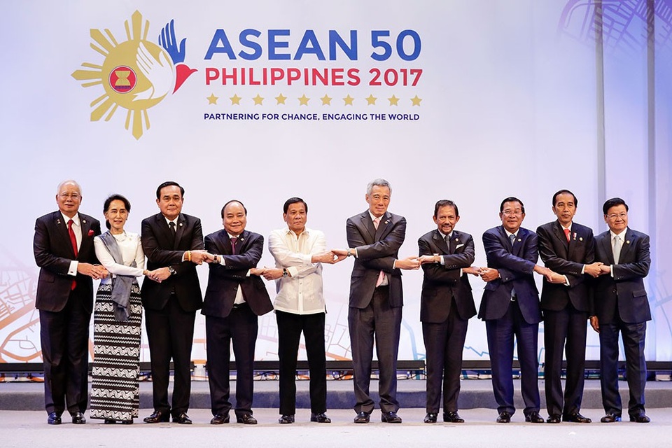 Điều gì chờ đợi châu Á năm 2018? - 1 Lãnh đạo các nước thành viên ASEAN chụp ảnh chung tại hội nghị thượng đỉnh ở Philippines tháng 4/2017 (Ảnh: AFP)
