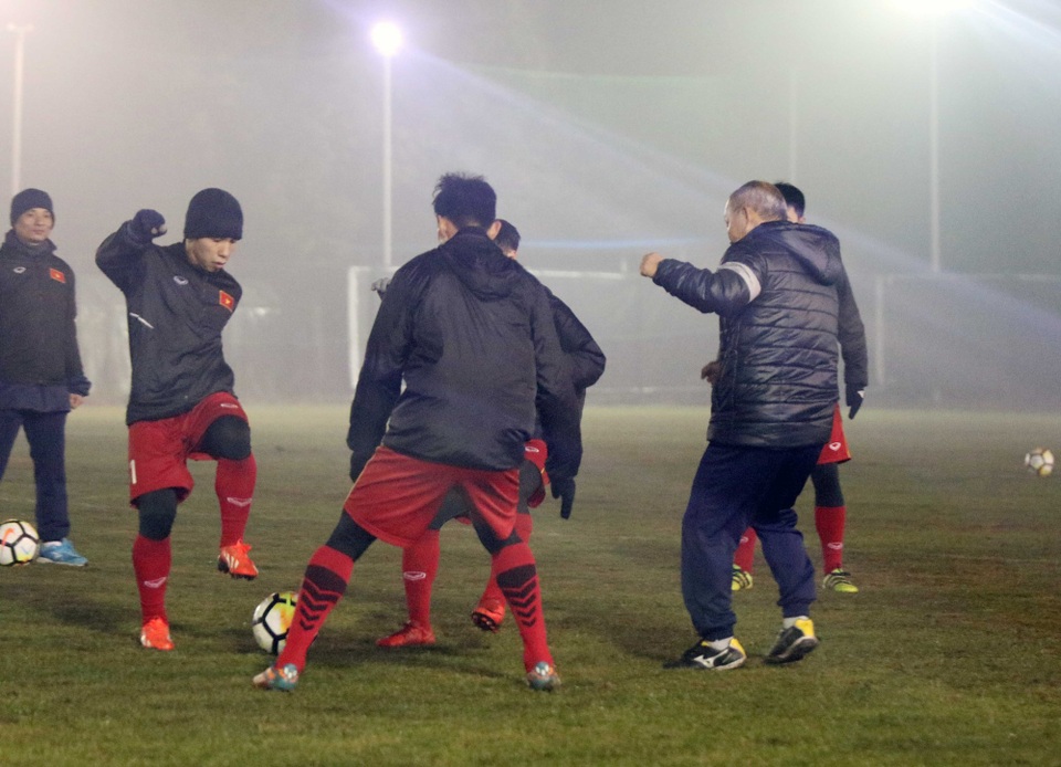 U23 Việt Nam khốn khổ vì sân tập trước trận gặp U23 Syria - 1
U23 Việt Nam tập luyện trong điều kiện khá xấu