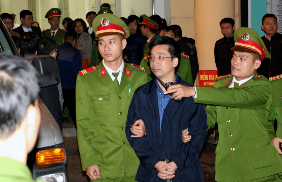Ông Đinh La Thăng, Trịnh Xuân Thanh được che ô rời tòa - 8 Ông Đinh La Thăng, Trịnh Xuân Thanh được che ô rời tòa - 8