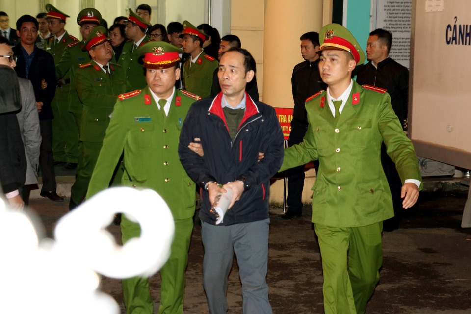 Ông Đinh La Thăng, Trịnh Xuân Thanh được che ô rời tòa - 9 Ông Đinh La Thăng, Trịnh Xuân Thanh được che ô rời tòa - 9
