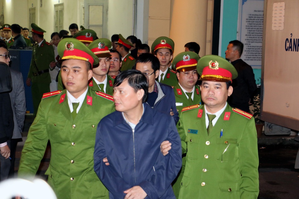 Ông Đinh La Thăng, Trịnh Xuân Thanh được che ô rời tòa - 10 Ông Đinh La Thăng, Trịnh Xuân Thanh được che ô rời tòa - 10