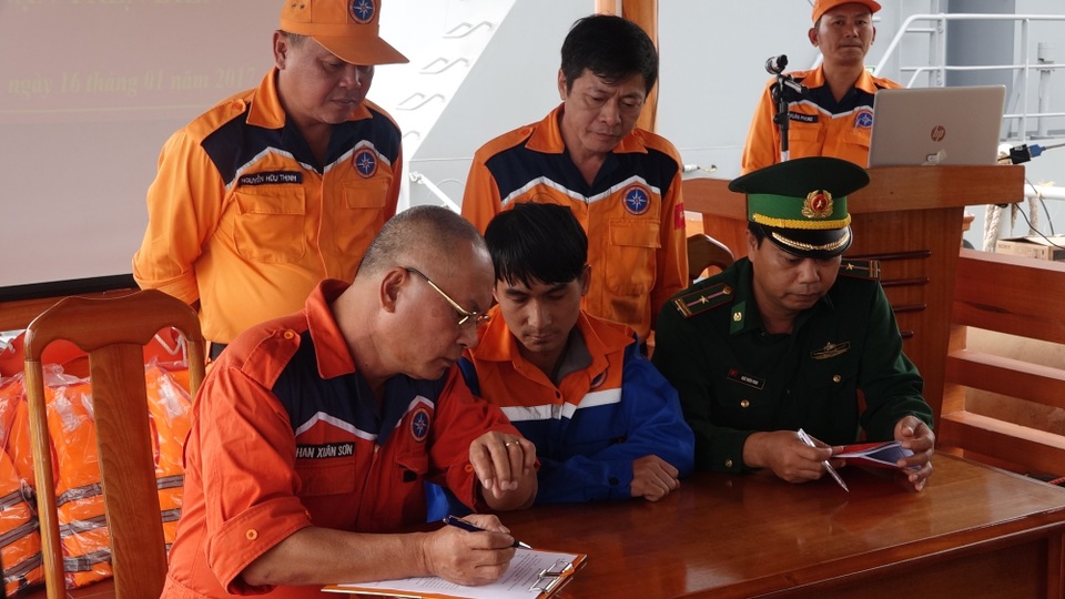 Cứu 11 thuyền viên trên tàu cá gãy bánh lái giữa gió giật cấp 7 - 2 Bàn giao các thuyền viên cho cơ quan chức năng