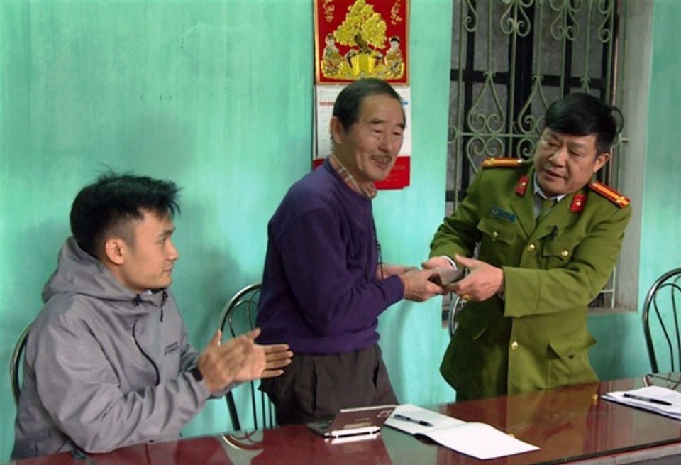 Bắt đối tượng trộm tài sản của khách trọ là người Nhật - 2 Cơ quan Công an trao trả lại tài sản bị mất cắp cho ông ông Hiraga Tsugio (ảnh: Công an Thái Bình)