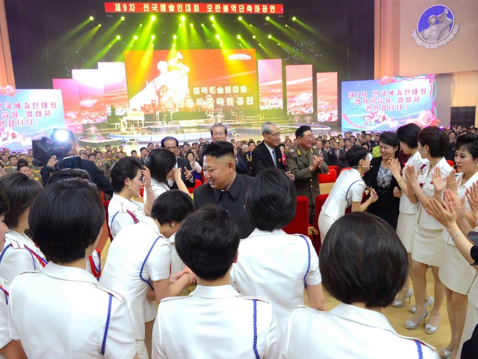 Ban nhạc "bóng hồng" được ví như "Spice Girls" của Triều Tiên - 3
Nhà lãnh đạo Triều Tiên Kim Jong-un được cho là đã đích thân chọn thành viên cho nhóm nhạc này. (Ảnh: KCNA)