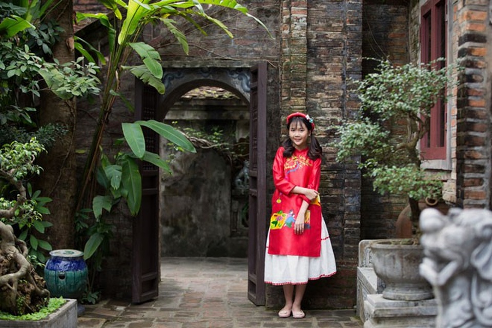 Ngắm “Cô bé triệu view” nhí nhảnh bên Gia Khiêm trong bộ áo dài Tết - 3 Ngắm “Cô bé triệu view” nhí nhảnh bên Gia Khiêm trong bộ áo dài Tết - 3