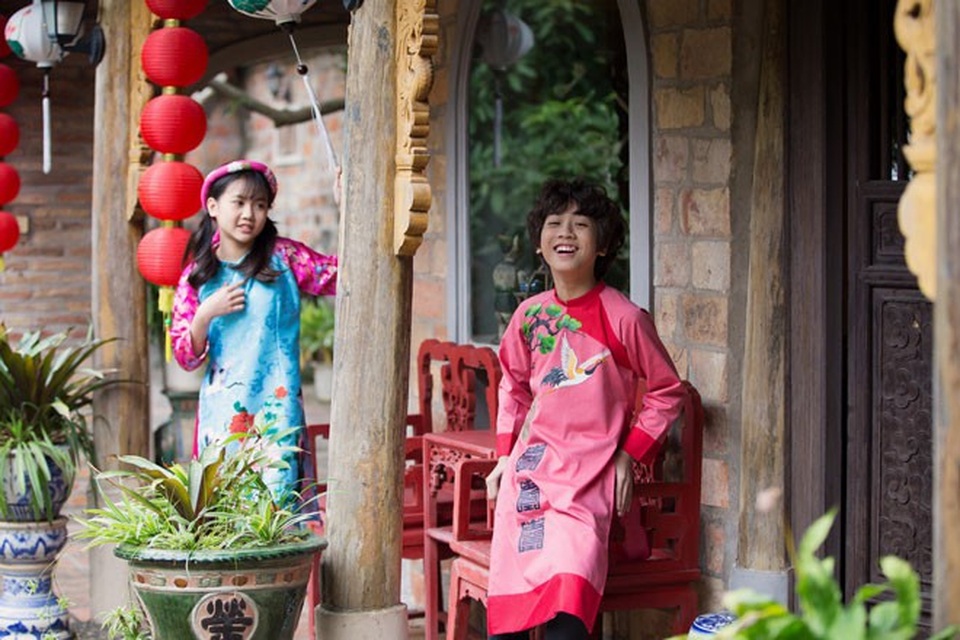 Ngắm “Cô bé triệu view” nhí nhảnh bên Gia Khiêm trong bộ áo dài Tết - 6 Ngắm “Cô bé triệu view” nhí nhảnh bên Gia Khiêm trong bộ áo dài Tết - 6