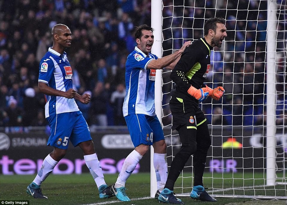 Messi đá hỏng phạt đền, Barcelona bại trận trước Espanyol - 3
Espanyol chấm dứt chuỗi 29 trận bất bại của Barcelona mùa giải năm nay