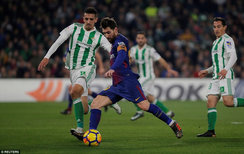 Betis 0-5 Barcelona: Messi, Suarez cùng lập cú đúp - 3
Lionel Messi tỏa sáng rực rỡ trước Real Betis