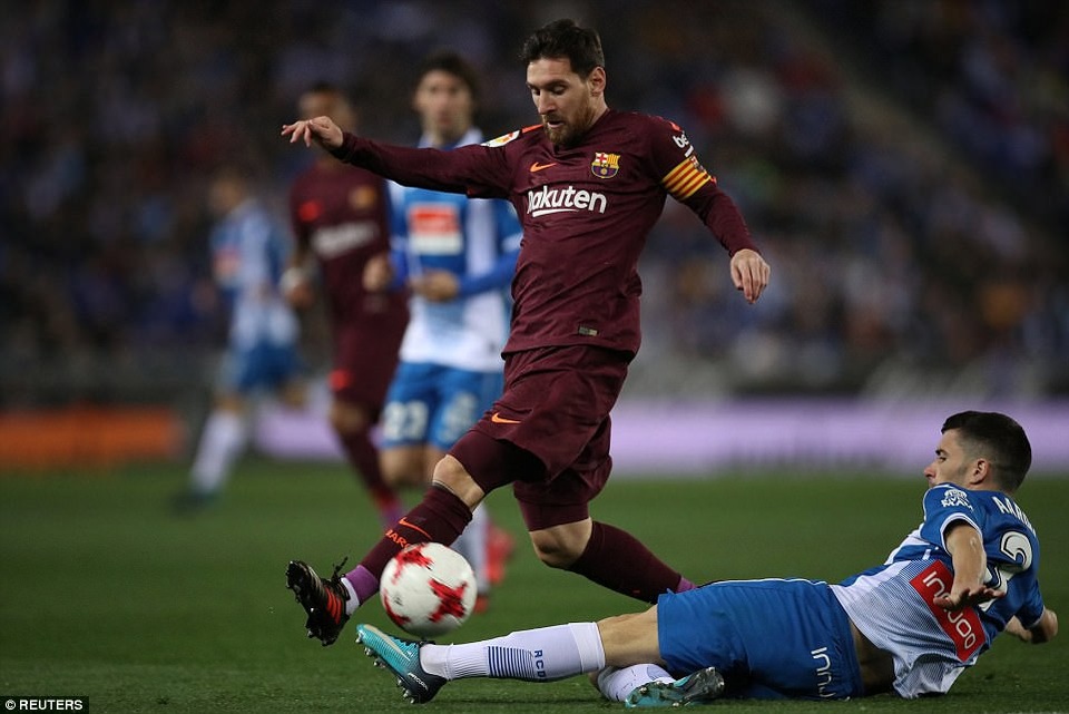 Barcelona phục hận Espanyol ở trận derby Catalonia nóng bỏng? - 2
Messi đá hỏng phạt đền ở trận lượt đi với Espanyol