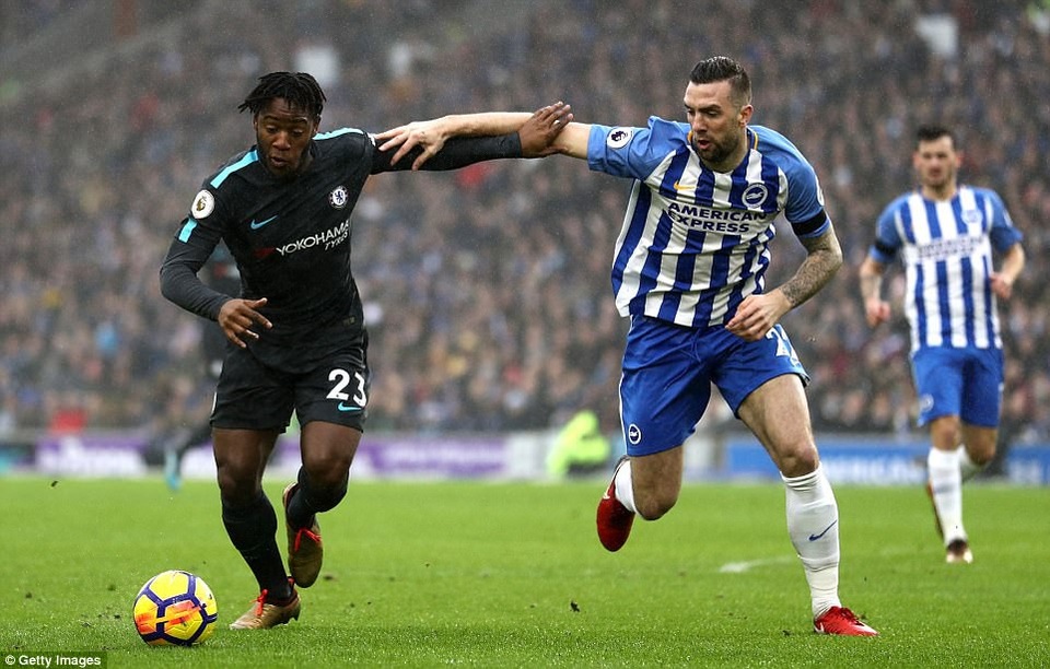 Brighton 0-4 Chelsea: Cú đúp của Hazard - 2
Batshuayi (trái) thi đấu tiền đạo cắm cho Chelsea khi Morata vắng mặt