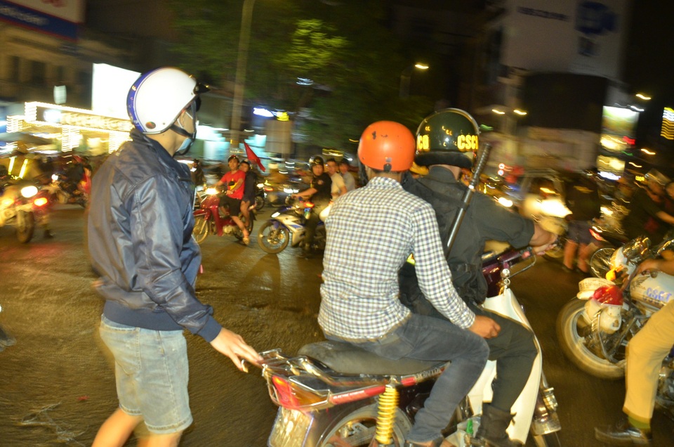 Khống chế hàng trăm đối tượng quá khích sau chiến thắng của U23 Việt Nam - 15 Hàng trăm người bị bắt giữ khi đồng hồ điểm qua 3h sáng