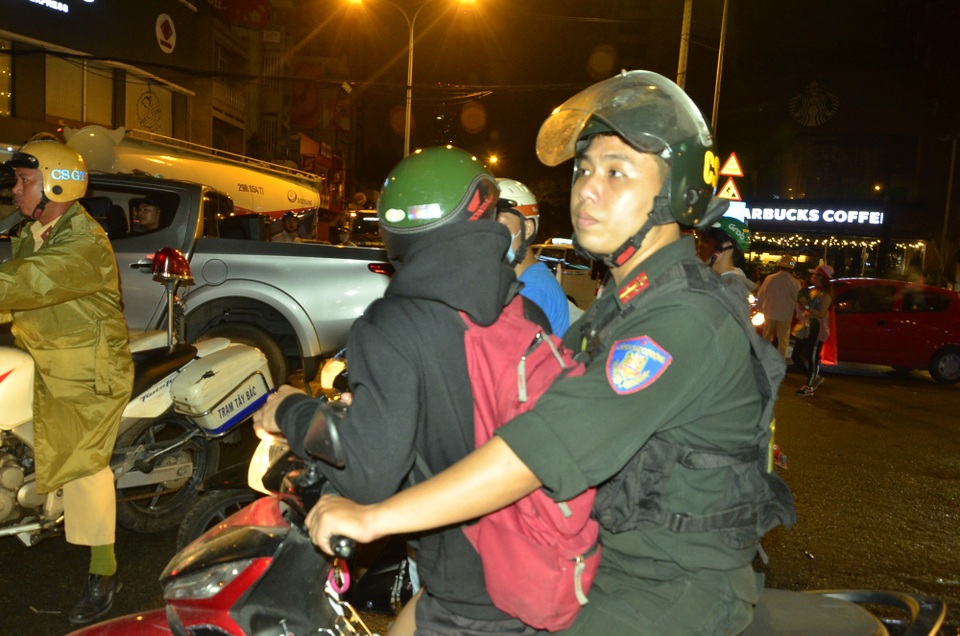 Khống chế hàng trăm đối tượng quá khích sau chiến thắng của U23 Việt Nam - 8 Khống chế hàng trăm đối tượng quá khích sau chiến thắng của U23 Việt Nam - 8