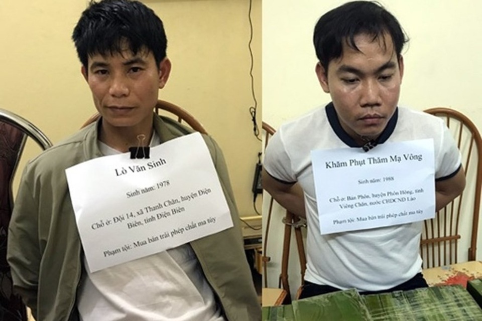 Bắt 2 đối tượng buôn ma túy chống trả khiến cảnh sát bị thương - 1
2 đối tượng bị bắt với 21 bánh heroin tang vật