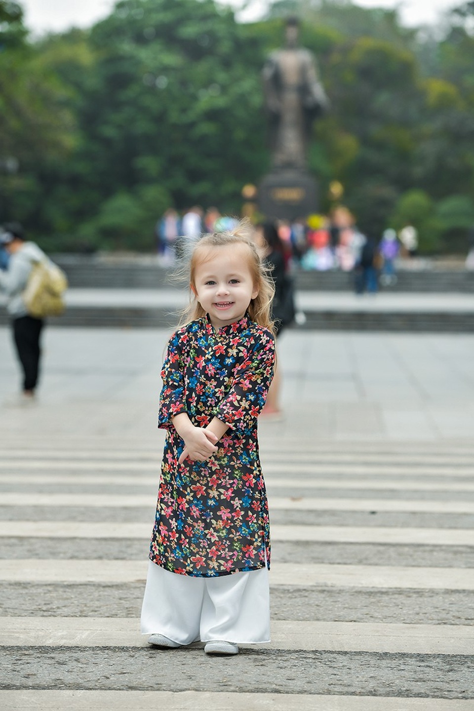 Bé gái người Mỹ diện áo dài tung tăng dạo phố Hà Nội - 2 Gia đình Lily mới tới Việt Nam không lâu, theo sự điều chuyển công tác của cha mẹ bé.