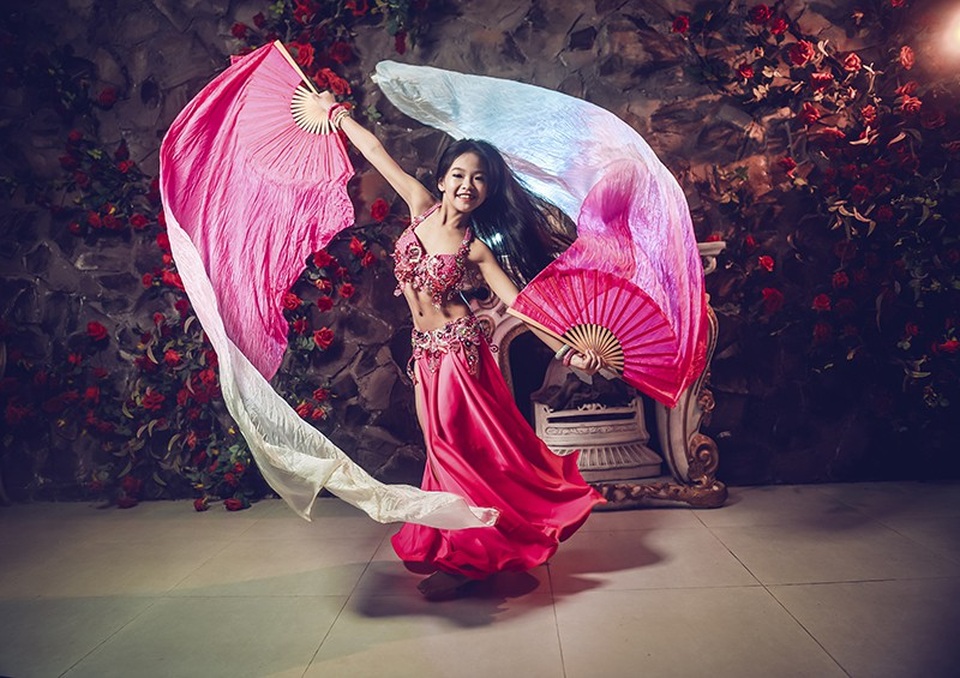 Vũ khúc bellydance quyến rũ của cô bé 11 tuổi Hà thành - 4
Dù chỉ mới tập luyện được khoảng một năm, cô bé đã sở hữu được thần thái và có thể thực hiện nhiều động tác đòi hỏi kĩ thuật điêu luyện