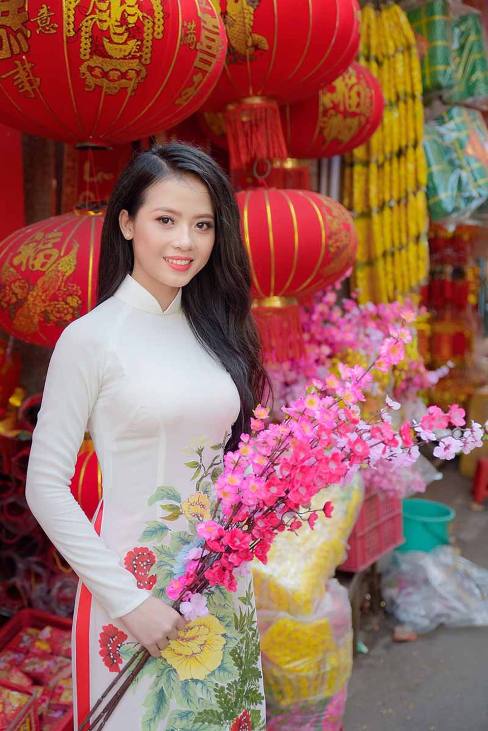 
Nguyễn Huỳnh Như hiện đang là sinh viên năm nhất trường Đại học Tài chính Marketing, cô chia sẻ rằng bộ ảnh này ghi lại những khoảnh khắc thướt tha cùng tà áo dài truyền thống để đón Xuân sang.
