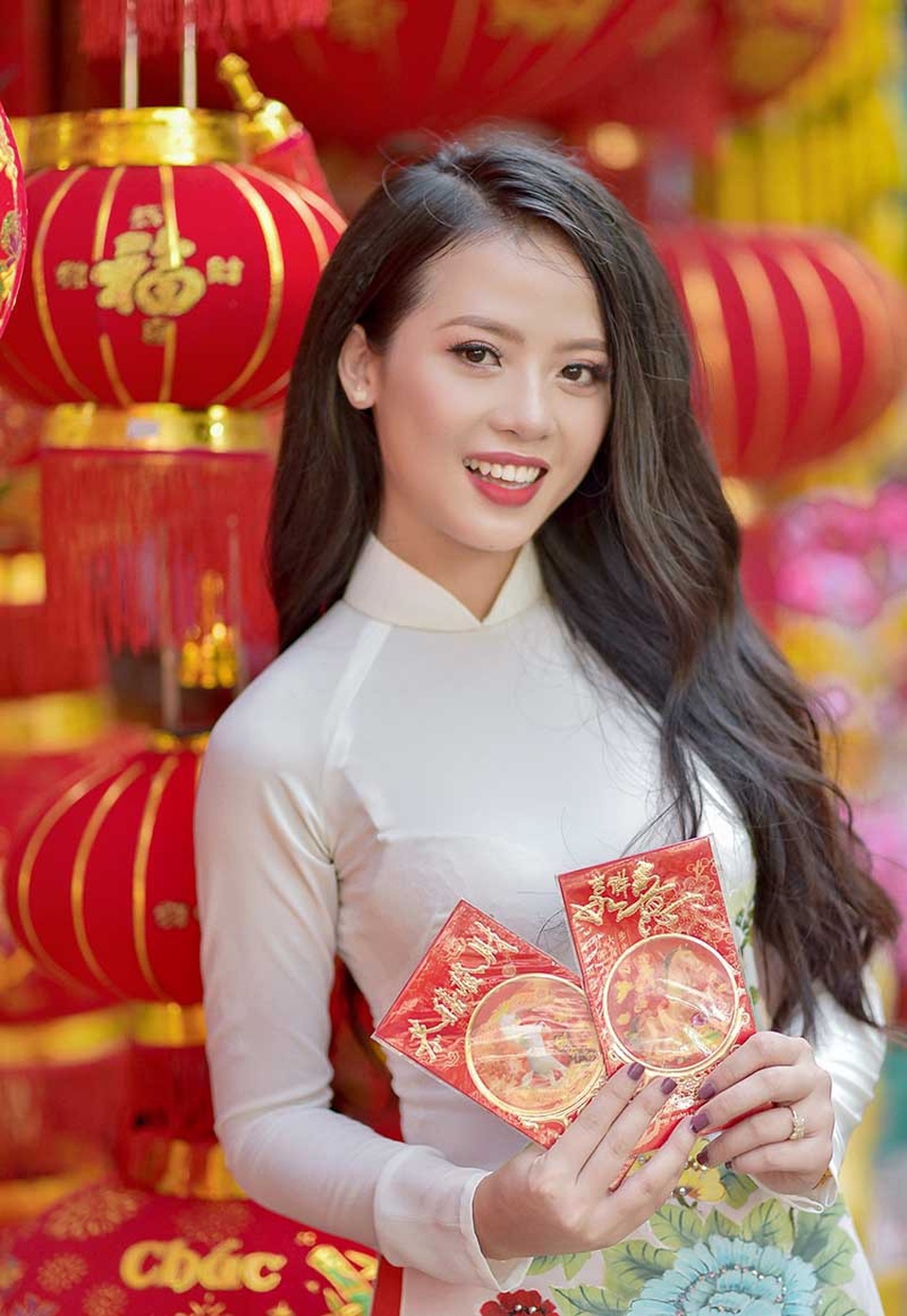 
Vốn là một cô gái hiện đại nên Huỳnh Như luôn biết cách làm mới bản thân, cô gái sinh năm 1999 quan niệm: “Phụ nữ hiện đại nên tự lập, trưởng thành trên chính đôi chân của mình và mình mong muốn sẽ hoàn thành được những mục tiêu đã đặt ra”.
