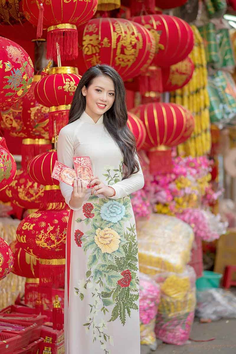 
Huỳnh Như cực kỳ yêu thích những trang phục truyền thống, bởi ở đó cô được thể hiện nét dịu dàng vốn có của người phụ nữ Việt Nam.
