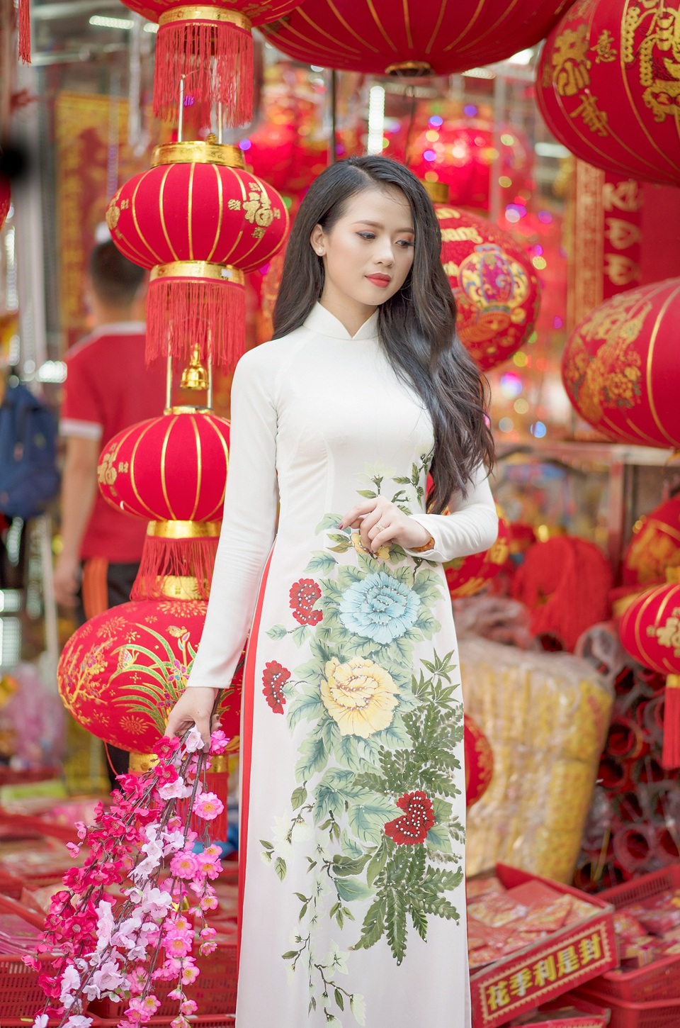 
Ngoài ra cô gái đến từ mảnh đất Bến Tre ý thức được tầm quan trọng của học vấn, cô dành thời gian để trau dồi kiến thức cũng như nâng cao kĩ năng sống.
