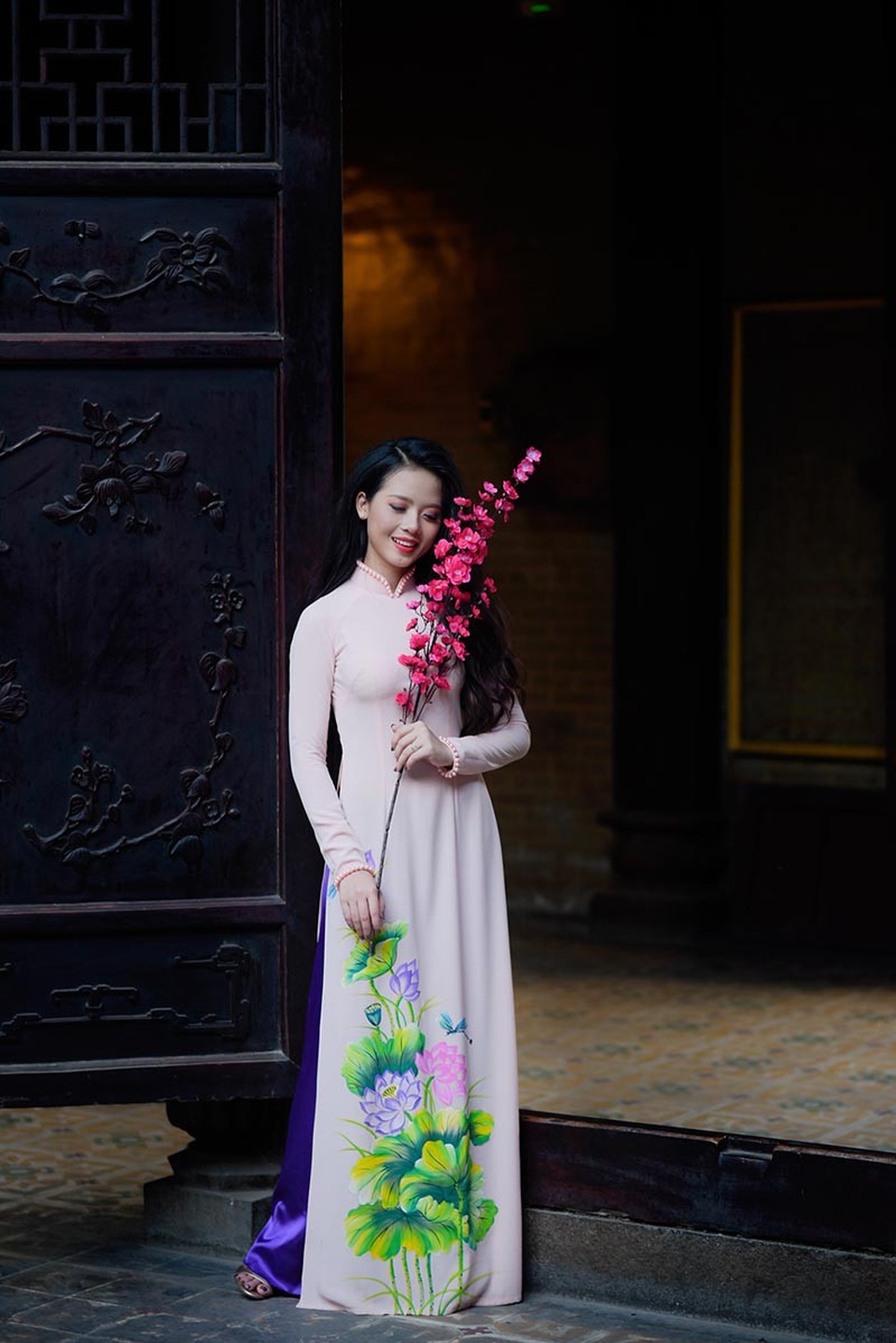 
Học tập xa nhà, có muôn vàn thử thách nhưng cô gái vẫn dành thời gian để về thăm nhà, bởi với cô dù đi bất cứ nơi đâu thì gia đình vẫn là điều quan trọng nhất.
