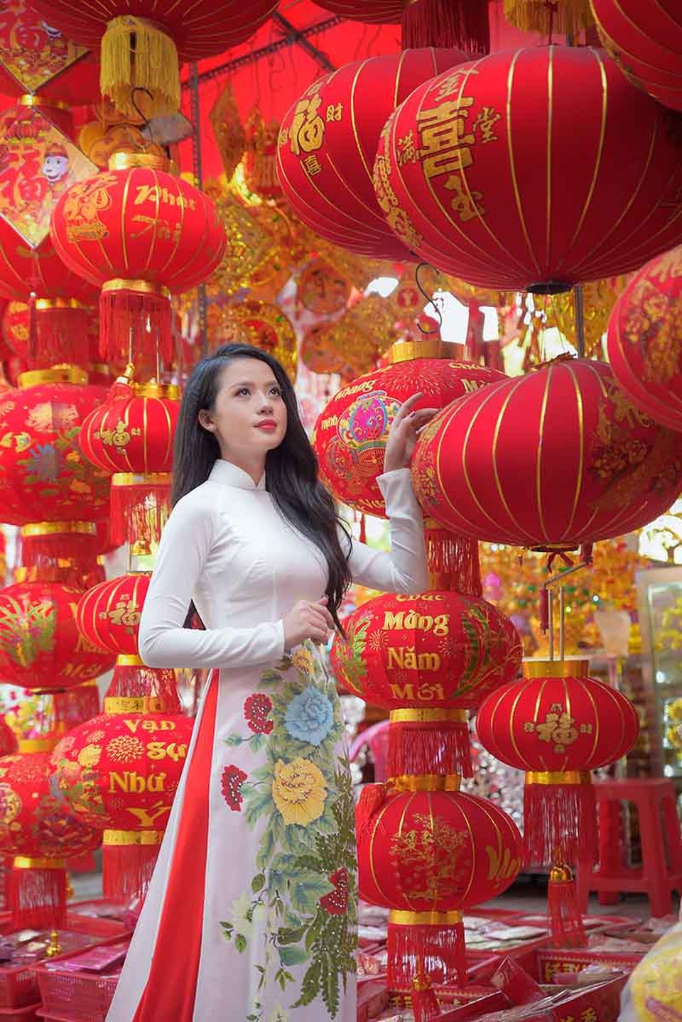 
Nhiếp ảnh gia Nguyễn Lộc, người thưc hiện bộ ảnh này cho biết, những khoảnh khắc này chỉ chụp trong vòng vài tiếng đồng hồ thôi nhưng nhìn vào thấy cả không khí rộn ràng của ngày Tết.
