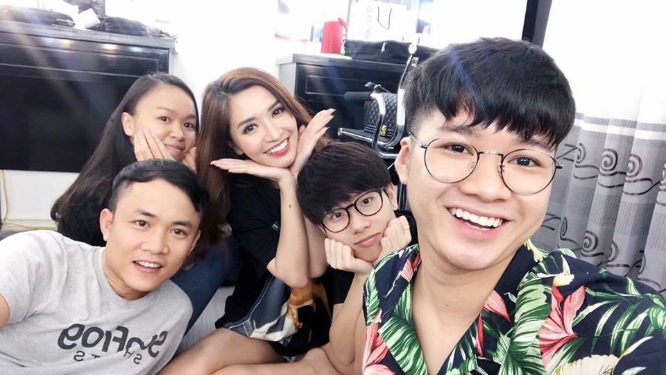 Ca sĩ Bích Phương tất bật chạy show ở Cần Thơ ngày cuối năm nhưng cũng không quên dành lời chúc đến khán giả của mình: “Chúc một năm mới hạnh phúc tới tất cả mọi người nha, yêu thương”.