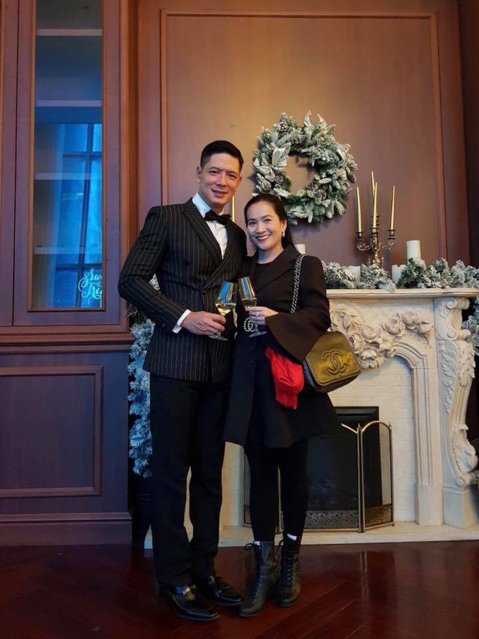 Bình Minh khoe ảnh gia đình hạnh phúc sau "sóng gió"; Elly Trần "cởi áo" khoe vòng 1 - 2 Hai vợ chồng tông xuyệt tông trong bữa tiệc tối tại Hàn