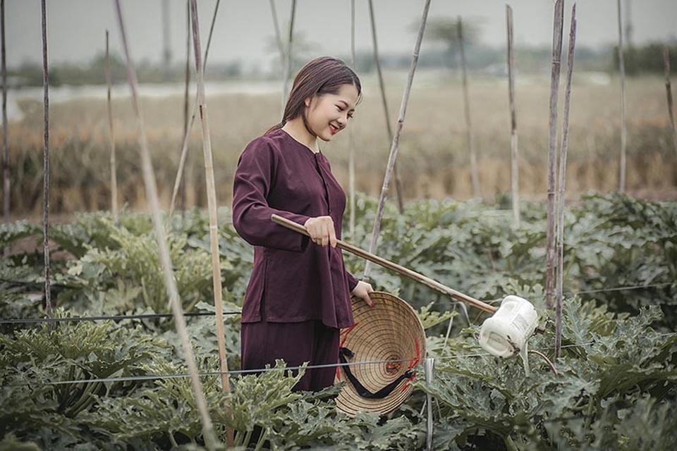 Xao xuyến vẻ đẹp của người con gái thôn quê - 8
Nhiếp ảnh gia Đồng Văn Hùng, người thực hiện bộ ảnh này cho biết: “Bộ ảnh với những cảm xúc, khoảnh khắc giản dị đời thường của một cô gái thôn quê. Thế nên mọi thứ đều rất tự nhiên, không bị gò bó hay diễn”.
