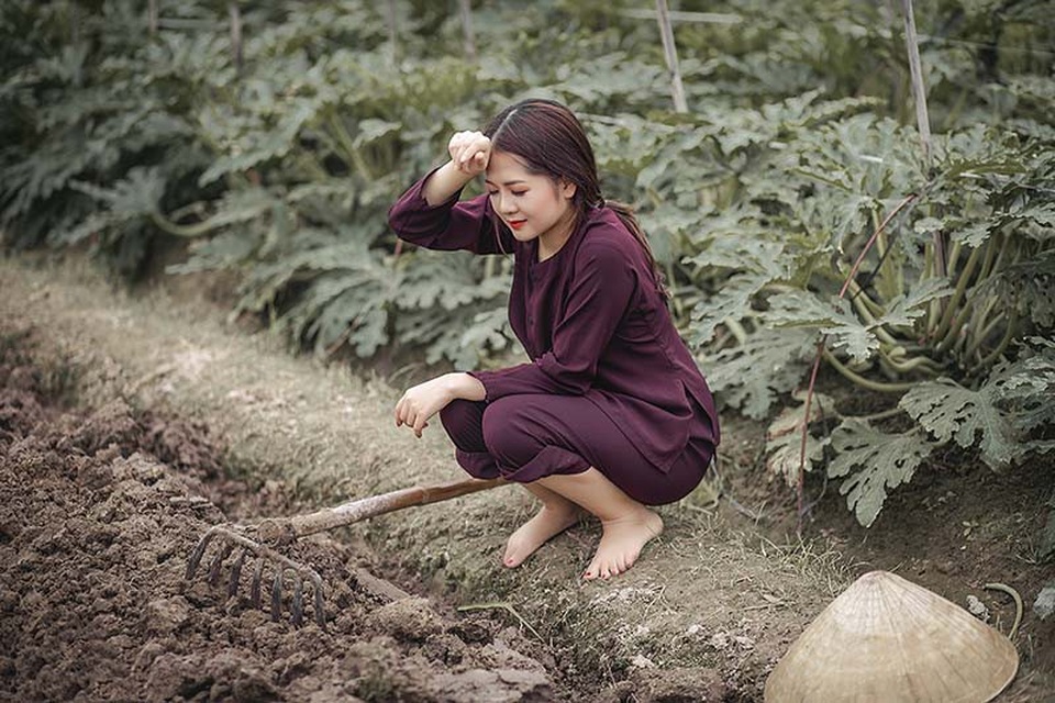 Xao xuyến vẻ đẹp của người con gái thôn quê - 4 Khi được hỏi rằng giữa cuộc sống thành thị và nông thôn Phương sẽ chọn nơi nào thì cô gái nở nụ cười nhẹ nhàng mà bộc bạch: “Ở thành phố thì cuộc sống hiện đại, nhịp sống cũng rất chóng mặt, thú thật thời gian được về quê bản thân mình cảm thấy mọi thứ rất nhẹ nhàng, tình cảm. Sẽ chẳng ai lựa chọn được nơi mình sinh ra, nên cứ làm những gì mình cảm thấy không hổ thẹn với chính mình mà thôi”.