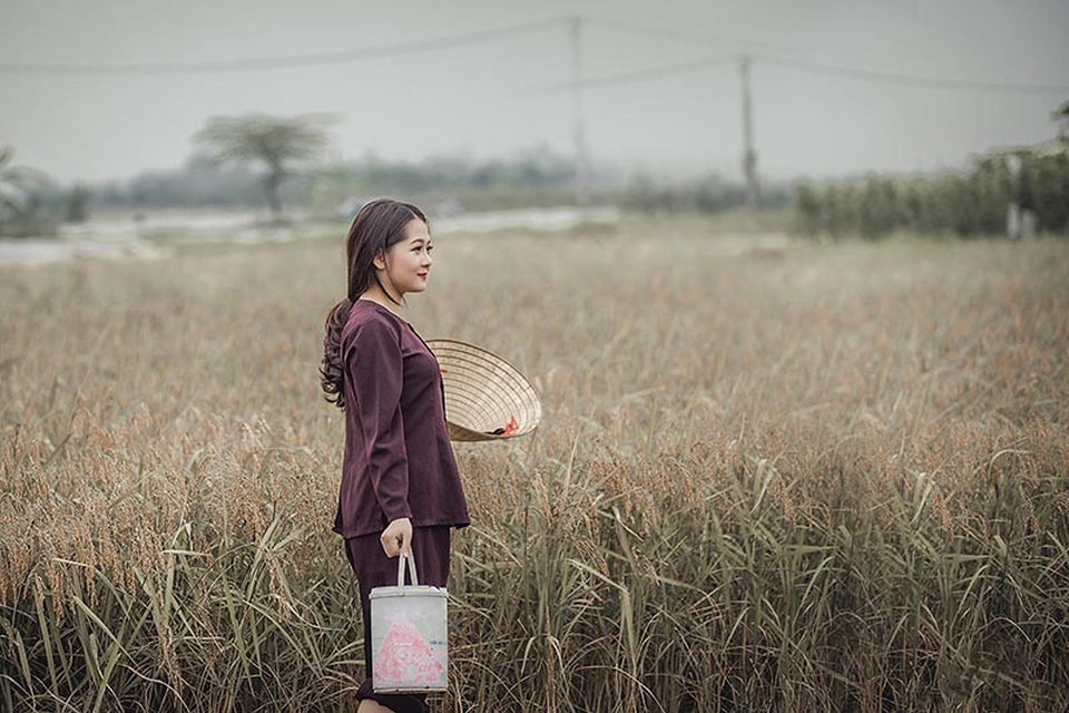 Xao xuyến vẻ đẹp của người con gái thôn quê - 1 Sinh ra và lớn lên ở làng quê nên Vũ Phương luôn trân quý, yêu thương tất cả mọi thứ thuộc về nông thôn, cô giản dị và ấm áp như chính con người ở thôn quê.